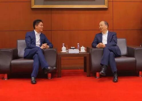 中國(guó)工商銀行董事長(zhǎng)易會(huì)滿和京東集團(tuán)董事局主席兼首席執(zhí)行官劉強(qiáng)東見證了雙方合作協(xié)議的簽署。 