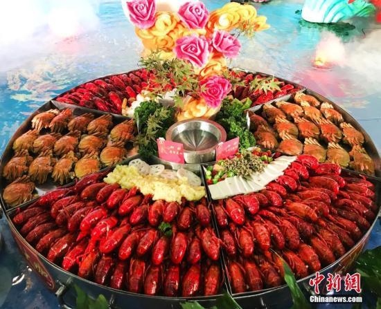 小龍蝦橫行德國(guó)柏林 政府鼓勵(lì)吃貨們大快朵頤！