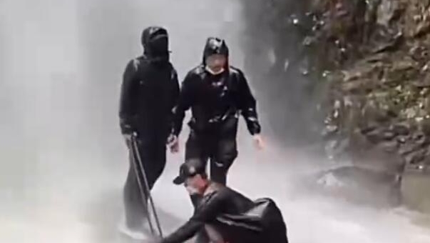 暴雨天打卡瀑布出什么片？ 警示教育片！