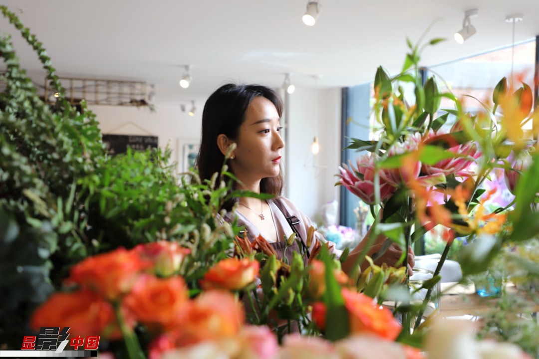 每天和花打交道是一個幸福的職業(yè)，但同時也充滿壓力和挑戰(zhàn)，“花在呈現(xiàn)給客人的那一瞬間是美好的，但前面的每一個步驟都是很辛苦的?！蓖趵桄抡f，花藝是最原始的手工藝產(chǎn)品，沒有辦法機(jī)械化、流程化和規(guī)?；仨氁秒p手一點點地賦予其生命和美感。圖為王黎媛在挑選制作花束的鮮花。新華網(wǎng) 周亞平/攝 念新洪/文