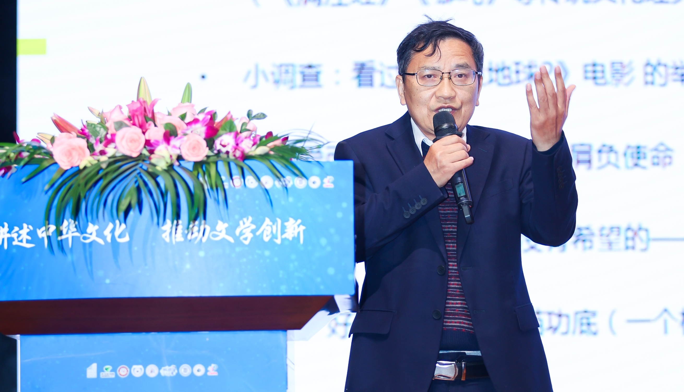 活動現(xiàn)場，“全國文學(xué)盛典名師大講堂”主講嘉賓謝晨為大家?guī)碇黝}講座